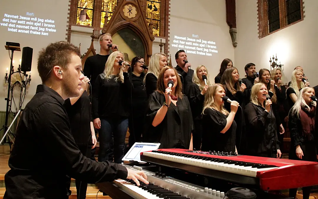 Kristoffer Tangen ved klaveret foran et kor i kirke, 2013
