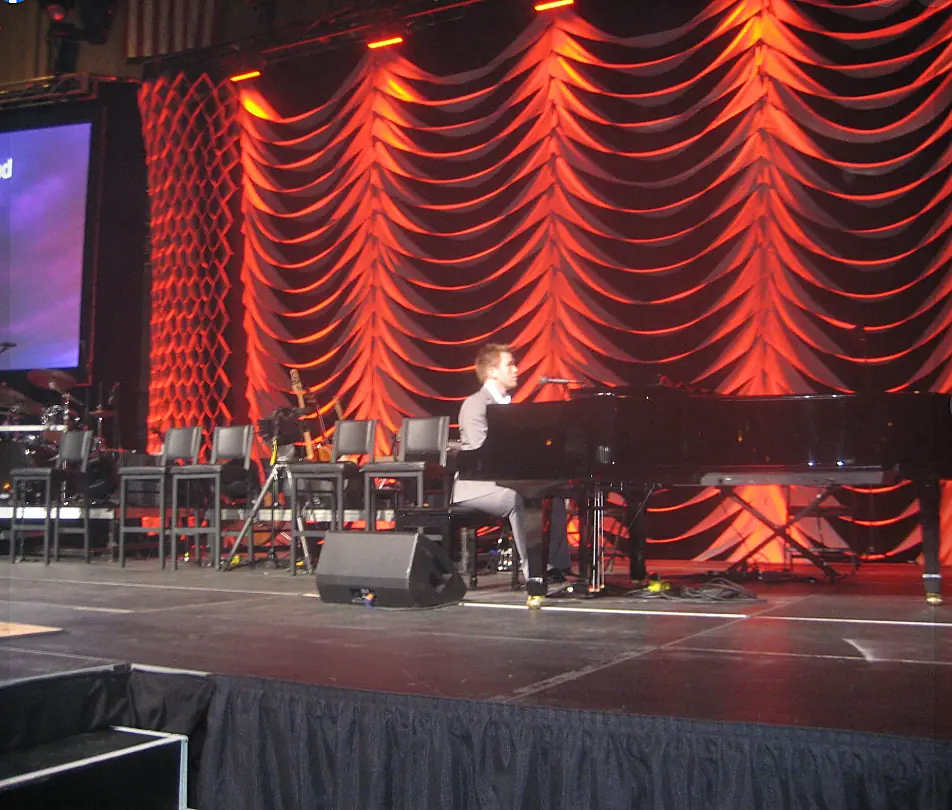Kristoffer Birkeland Tangen ved flygelet på Gaither-scenen i Huntsville, Alabama, 2011