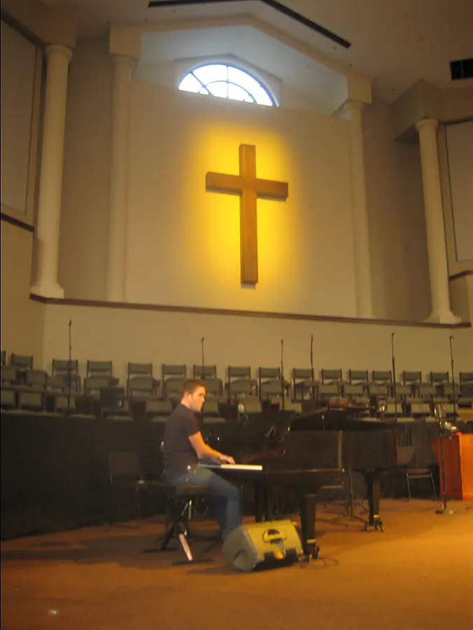 Kristoffer Tangen ved flygelet i Christ Presbyterian i Nashville, 2011