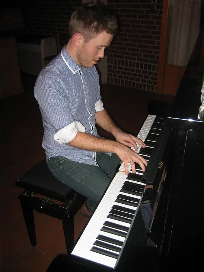 Kristoffer Birkeland Tangen ved pianoet, 2011